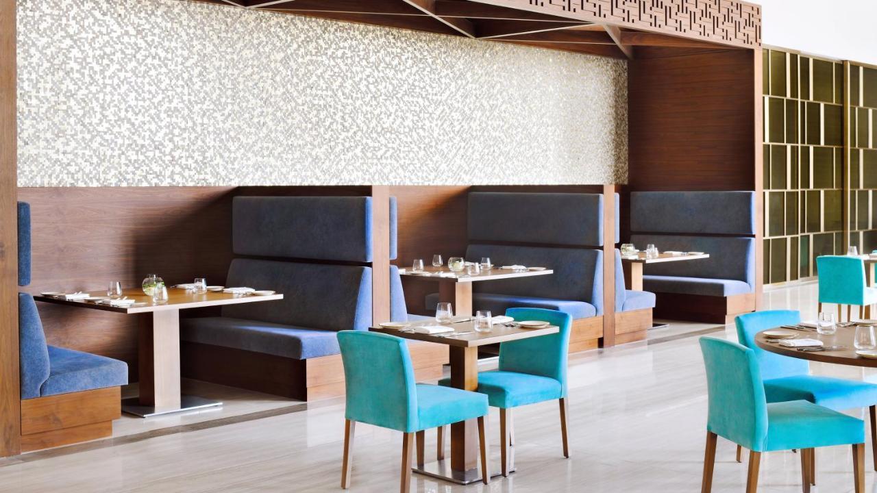 Holiday Inn Dubai Al-Maktoum Airport By Ihg Екстериор снимка