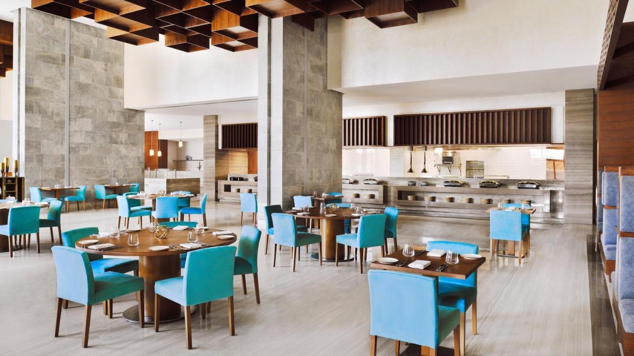 Holiday Inn Dubai Al-Maktoum Airport By Ihg Екстериор снимка
